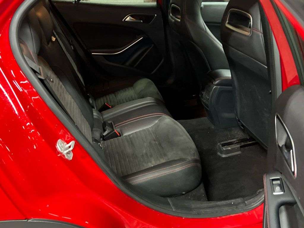 A 2017 MERCEDES-BENZ 180 2.1 GLA220d AMG Line SUV 5dr Diesel 7G-DCT 4MATIC Euro 6 (s/s) (177 ps) A 2017 MERCEDES-BENZ 180 2.1 GLA220d AMG Line SUV 5dr Diesel 7G-DCT 4MATIC Euro 6 (s/s) (177 ps)