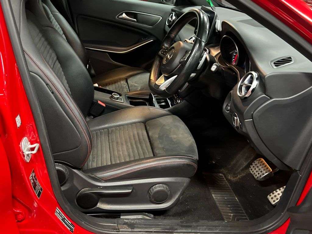 A 2017 MERCEDES-BENZ 180 2.1 GLA220d AMG Line SUV 5dr Diesel 7G-DCT 4MATIC Euro 6 (s/s) (177 ps) A 2017 MERCEDES-BENZ 180 2.1 GLA220d AMG Line SUV 5dr Diesel 7G-DCT 4MATIC Euro 6 (s/s) (177 ps)