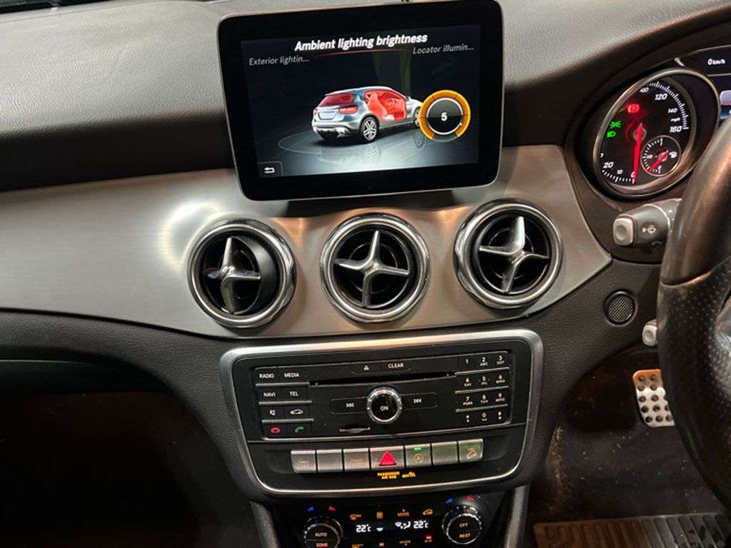 A 2017 MERCEDES-BENZ 180 2.1 GLA220d AMG Line SUV 5dr Diesel 7G-DCT 4MATIC Euro 6 (s/s) (177 ps) A 2017 MERCEDES-BENZ 180 2.1 GLA220d AMG Line SUV 5dr Diesel 7G-DCT 4MATIC Euro 6 (s/s) (177 ps)