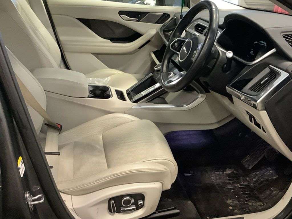 A 2019 JAGUAR I-PACE 400 90kWh HSE SUV 5dr Electric Auto 4WD (400 ps) A 2019 JAGUAR I-PACE 400 90kWh HSE SUV 5dr Electric Auto 4WD (400 ps)