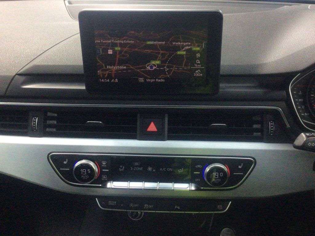 A 2017 AUDI A4 2.0 TFSI S line Saloon 4dr Petrol S Tronic Euro 6 (s/s) (190 ps) PARKING SY A 2017 AUDI A4 2.0 TFSI S line Saloon 4dr Petrol S Tronic Euro 6 (s/s) (190 ps) PARKING SY