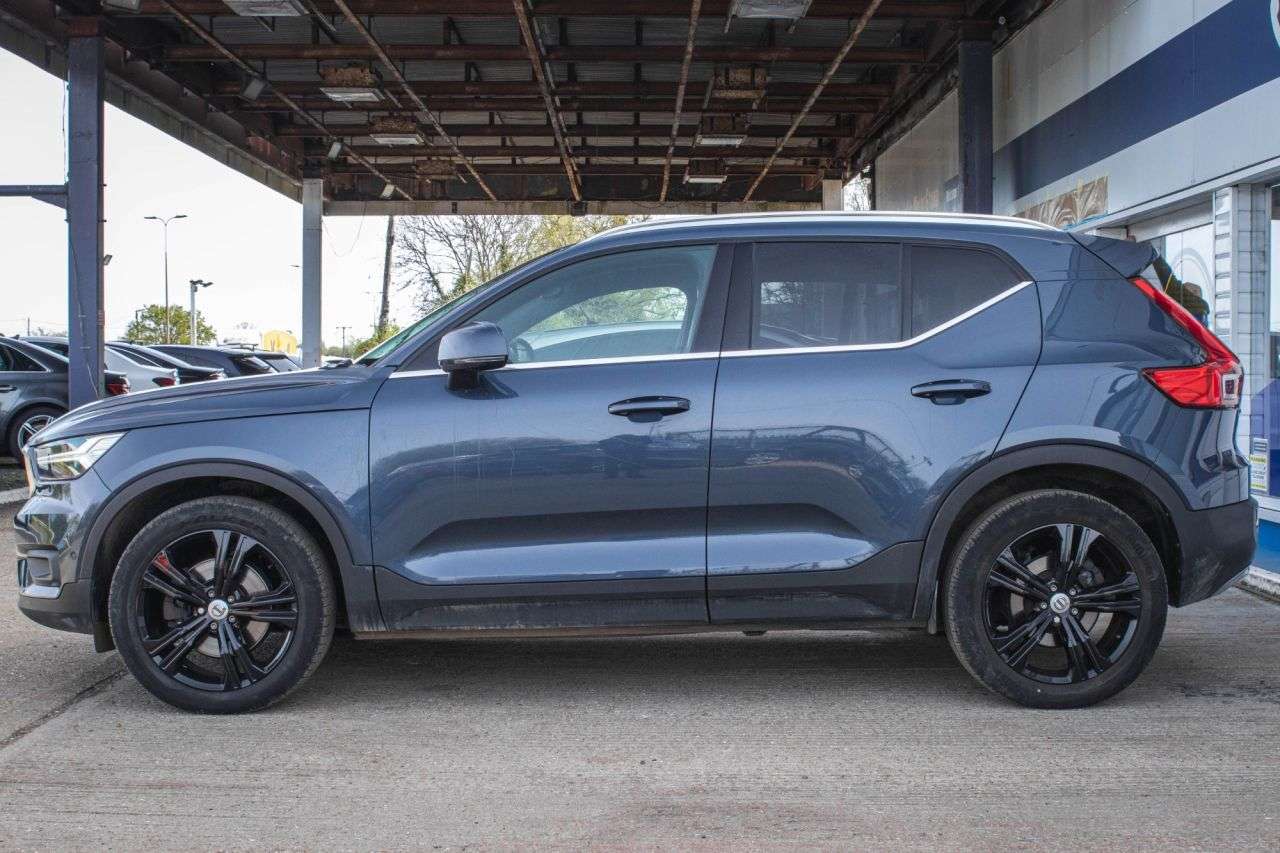 A 2021 VOLVO XC40 2.0 B4 MHEV Inscription SUV 5dr Petrol Hybrid Auto AWD Euro 6 (s/s) (197 ps A 2021 VOLVO XC40 2.0 B4 MHEV Inscription SUV 5dr Petrol Hybrid Auto AWD Euro 6 (s/s) (197 ps