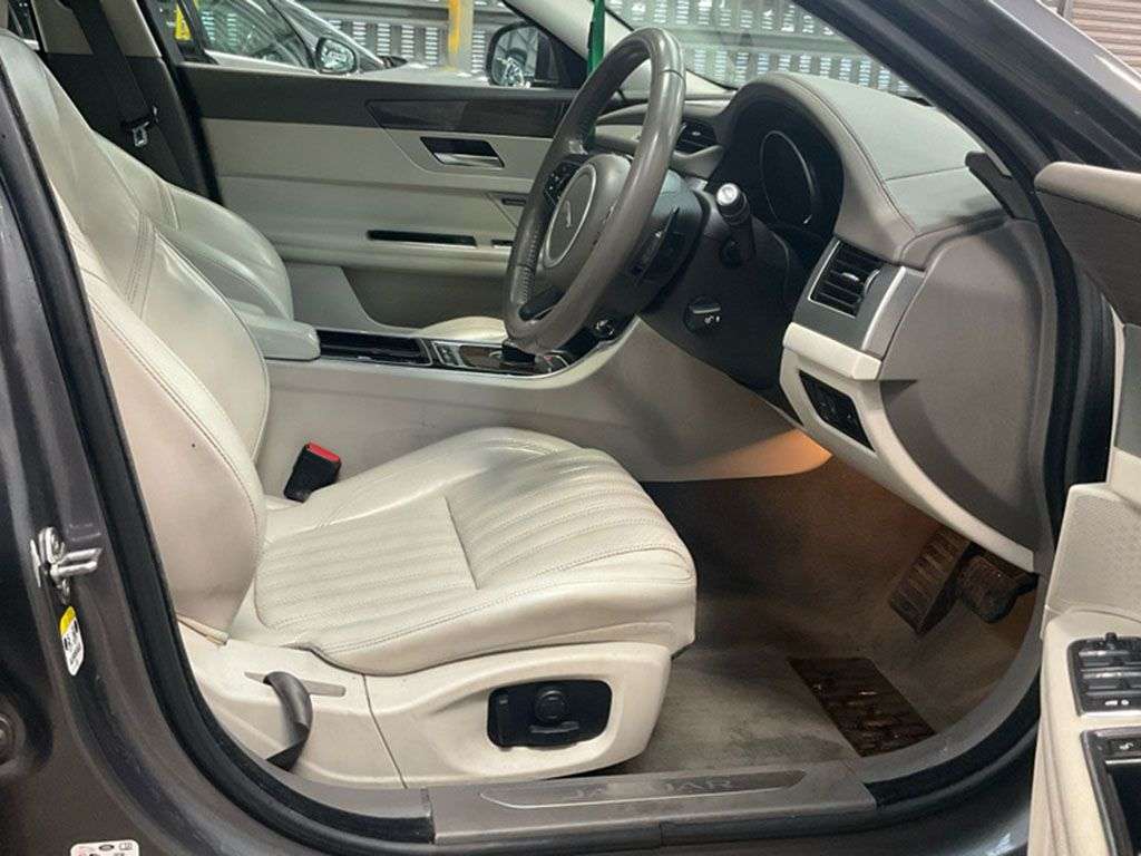 A 2017 JAGUAR XF 2.0d Portfolio Saloon 4dr Diesel Auto Euro 6 (s/s) (180 ps) A 2017 JAGUAR XF 2.0d Portfolio Saloon 4dr Diesel Auto Euro 6 (s/s) (180 ps)