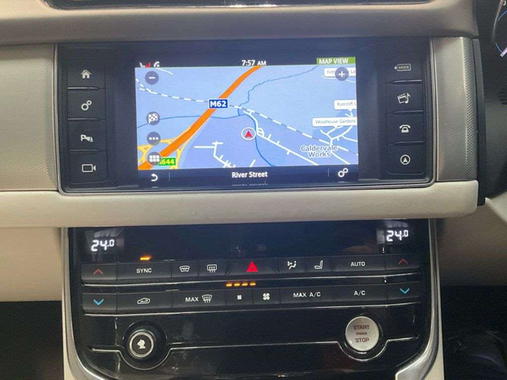 A 2017 JAGUAR XF 2.0d Portfolio Saloon 4dr Diesel Auto Euro 6 (s/s) (180 ps) A 2017 JAGUAR XF 2.0d Portfolio Saloon 4dr Diesel Auto Euro 6 (s/s) (180 ps)