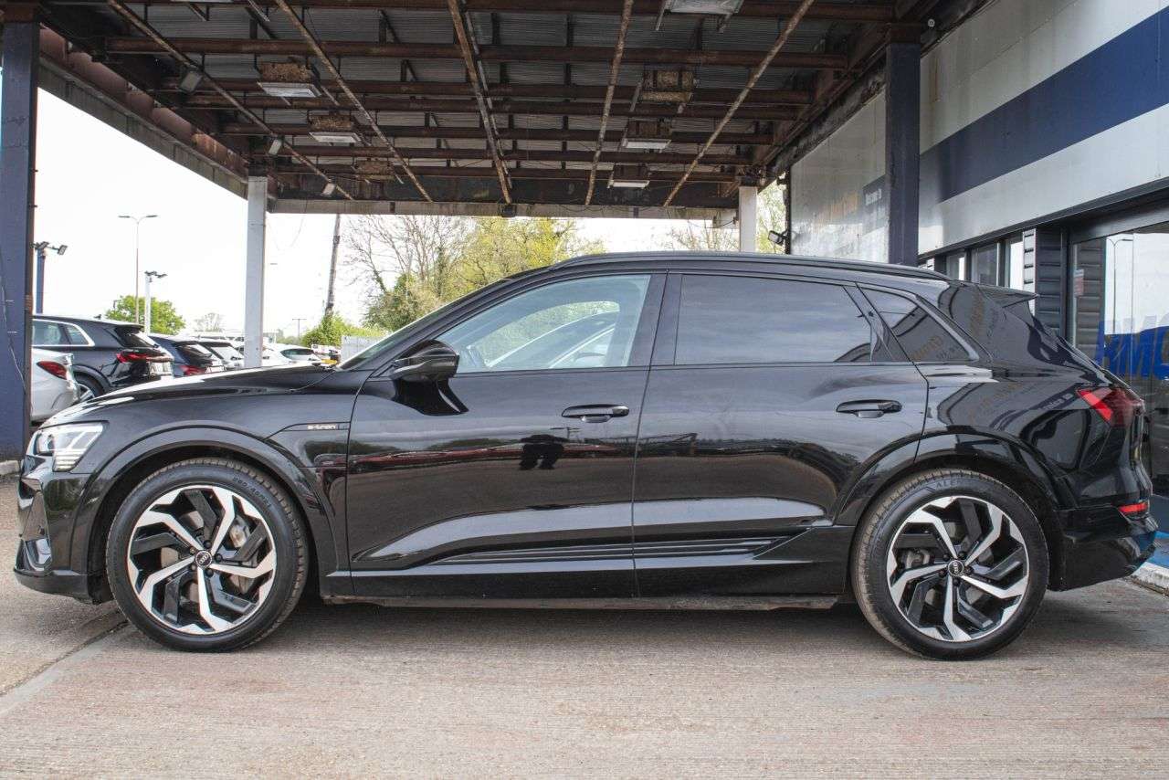 A 2021 AUDI E-TRON 55 Black Edition SUV 5dr Electric Auto quattro 95kWh (408 ps) A 2021 AUDI E-TRON 55 Black Edition SUV 5dr Electric Auto quattro 95kWh (408 ps)