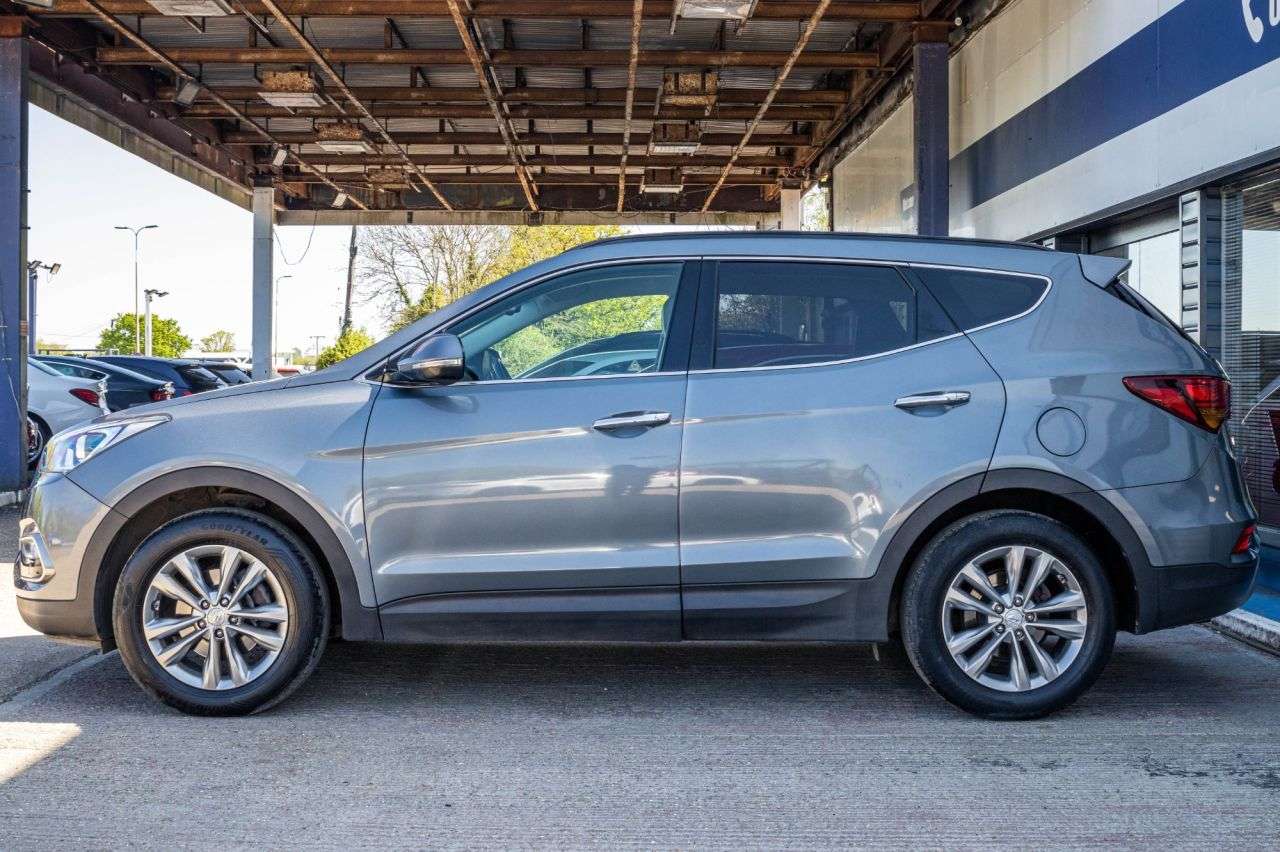 A 2018 HYUNDAI SANTA FE 2.2 CRDi Blue Drive Premium SUV 5dr Diesel Manual 4WD Euro 6 (s/s) (200 ps) A 2018 HYUNDAI SANTA FE 2.2 CRDi Blue Drive Premium SUV 5dr Diesel Manual 4WD Euro 6 (s/s) (200 ps)