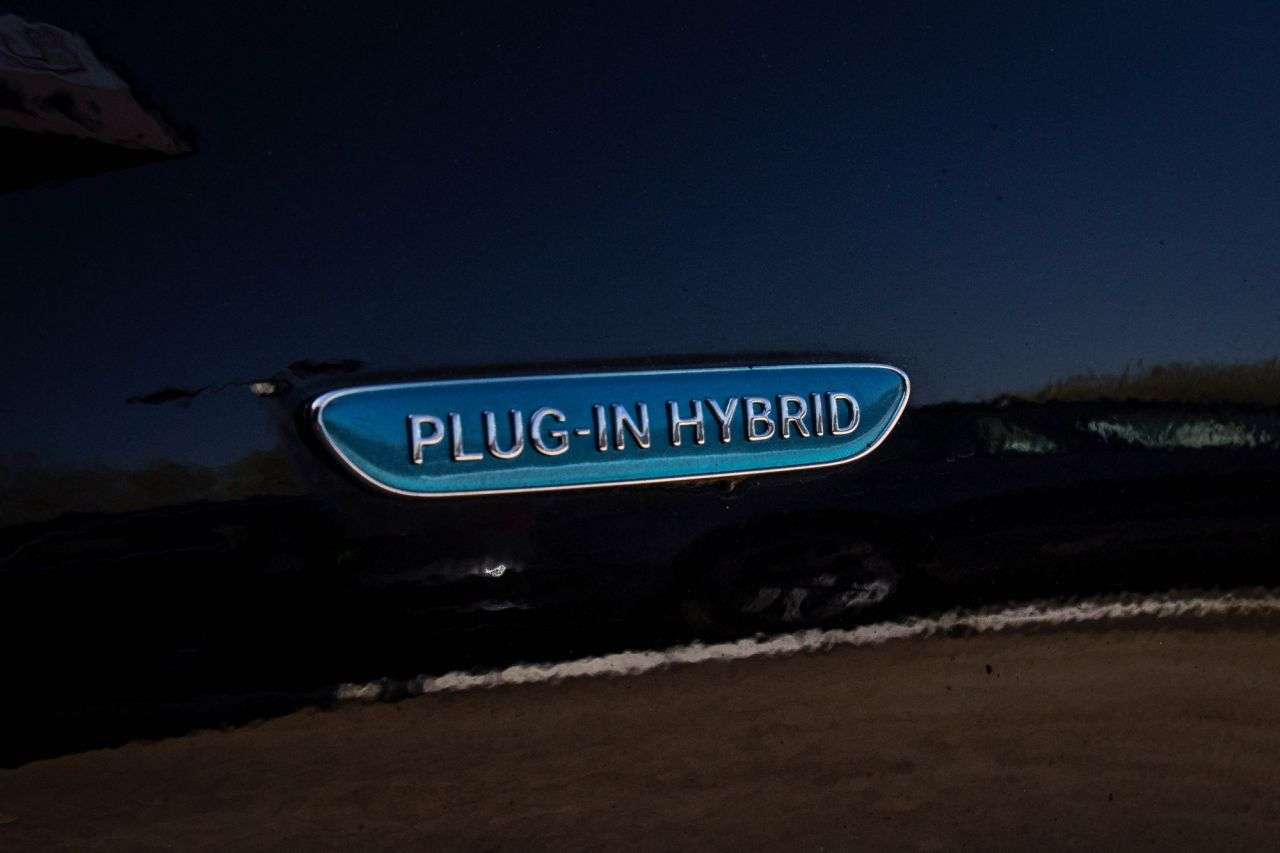 A 2017 MERCEDES-BENZ C-CLASS 2.0 C350e 6.4kWh Sport (Premium) Saloon 4dr Petrol Plug-in Hybrid G-Tronic+ A 2017 MERCEDES-BENZ C-CLASS 2.0 C350e 6.4kWh Sport (Premium) Saloon 4dr Petrol Plug-in Hybrid G-Tronic+