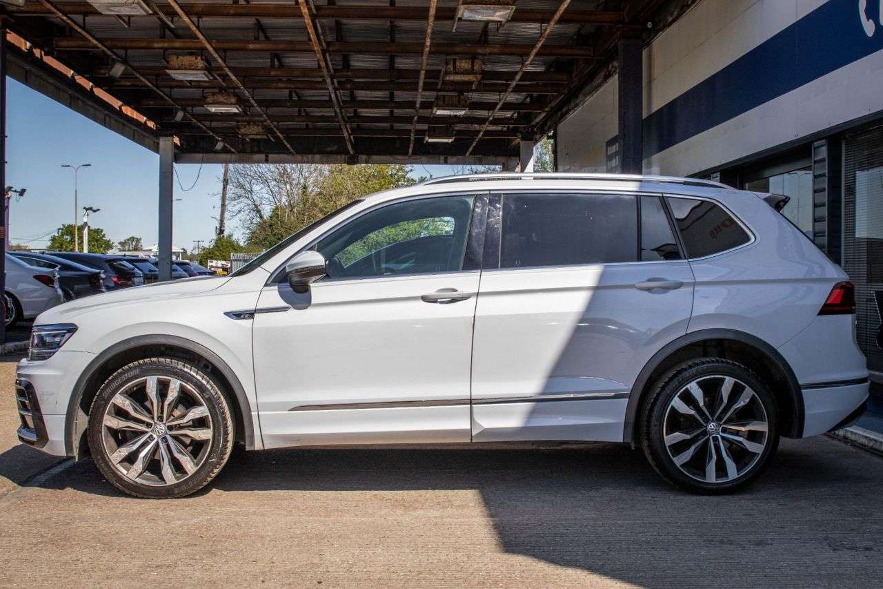 A 2018 VOLKSWAGEN TIGUAN ALLSPACE 2.0 TDI R-Line SUV 5dr Diesel Manual Euro 6 (s/s) (150 ps) A 2018 VOLKSWAGEN TIGUAN ALLSPACE 2.0 TDI R-Line SUV 5dr Diesel Manual Euro 6 (s/s) (150 ps)