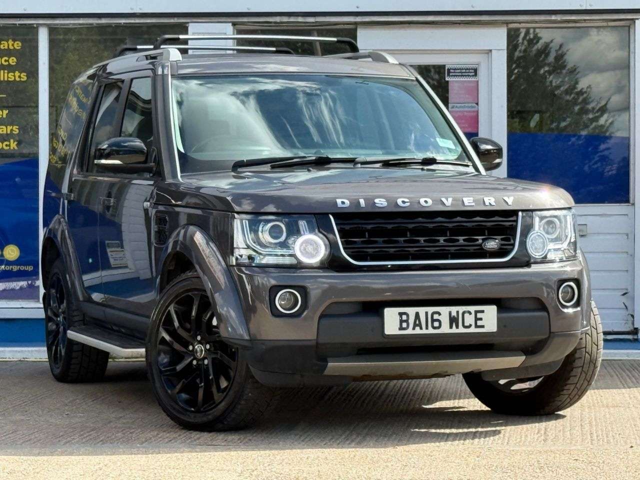 A 2016 LAND ROVER DISCOVERY 4 3.0 SD V6 Landmark SUV 5dr Diesel Auto 4WD Euro 6 (s/s) (256 bhp) A 2016 LAND ROVER DISCOVERY 4 3.0 SD V6 Landmark SUV 5dr Diesel Auto 4WD Euro 6 (s/s) (256 bhp)