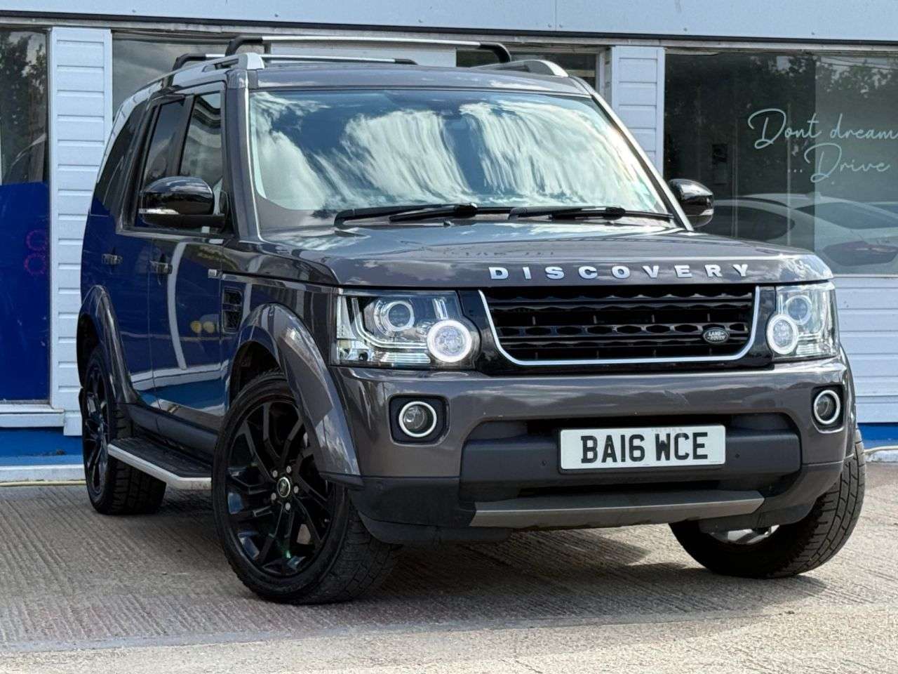 A 2016 LAND ROVER DISCOVERY 4 3.0 SD V6 Landmark SUV 5dr Diesel Auto 4WD Euro 6 (s/s) (256 bhp) A 2016 LAND ROVER DISCOVERY 4 3.0 SD V6 Landmark SUV 5dr Diesel Auto 4WD Euro 6 (s/s) (256 bhp)