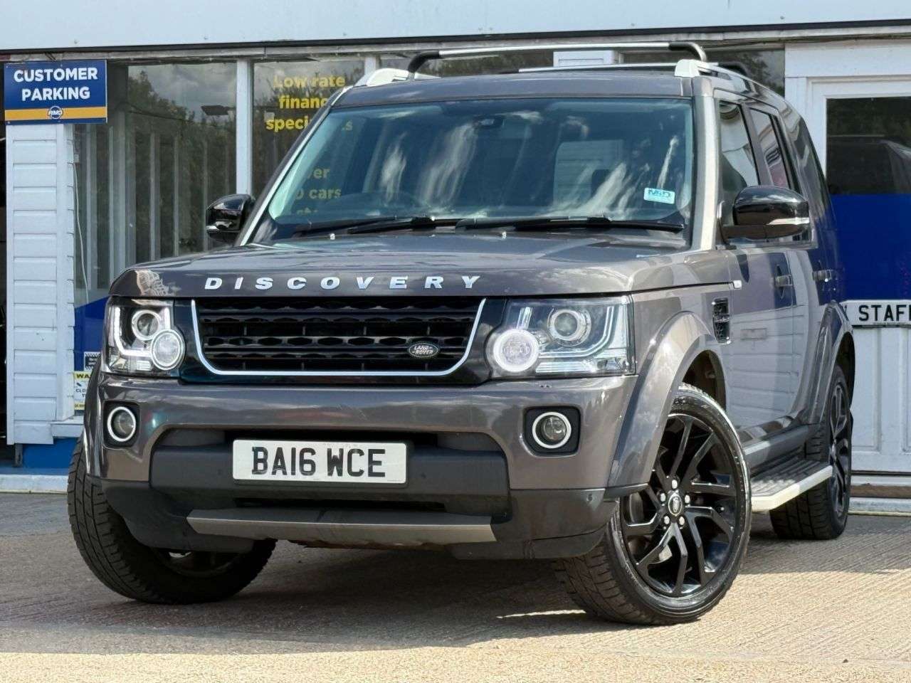 A 2016 LAND ROVER DISCOVERY 4 3.0 SD V6 Landmark SUV 5dr Diesel Auto 4WD Euro 6 (s/s) (256 bhp) A 2016 LAND ROVER DISCOVERY 4 3.0 SD V6 Landmark SUV 5dr Diesel Auto 4WD Euro 6 (s/s) (256 bhp)