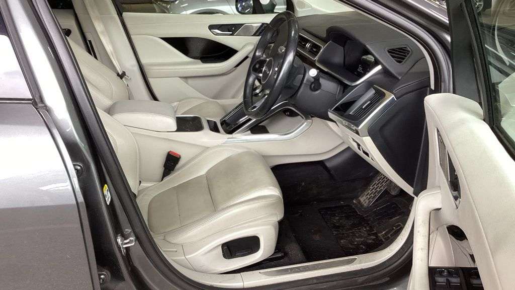 A 2020 JAGUAR I-PACE 400 90kWh SE SUV 5dr Electric Auto 4WD (400 ps) A 2020 JAGUAR I-PACE 400 90kWh SE SUV 5dr Electric Auto 4WD (400 ps)