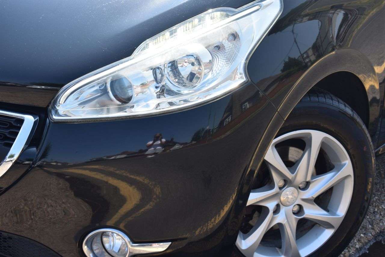A 2014 PEUGEOT 208 1.2 VTi Style Hatchback 3dr Petrol Manual Euro 5 (82 ps) PANORAMIC GLASS RO A 2014 PEUGEOT 208 1.2 VTi Style Hatchback 3dr Petrol Manual Euro 5 (82 ps) PANORAMIC GLASS RO