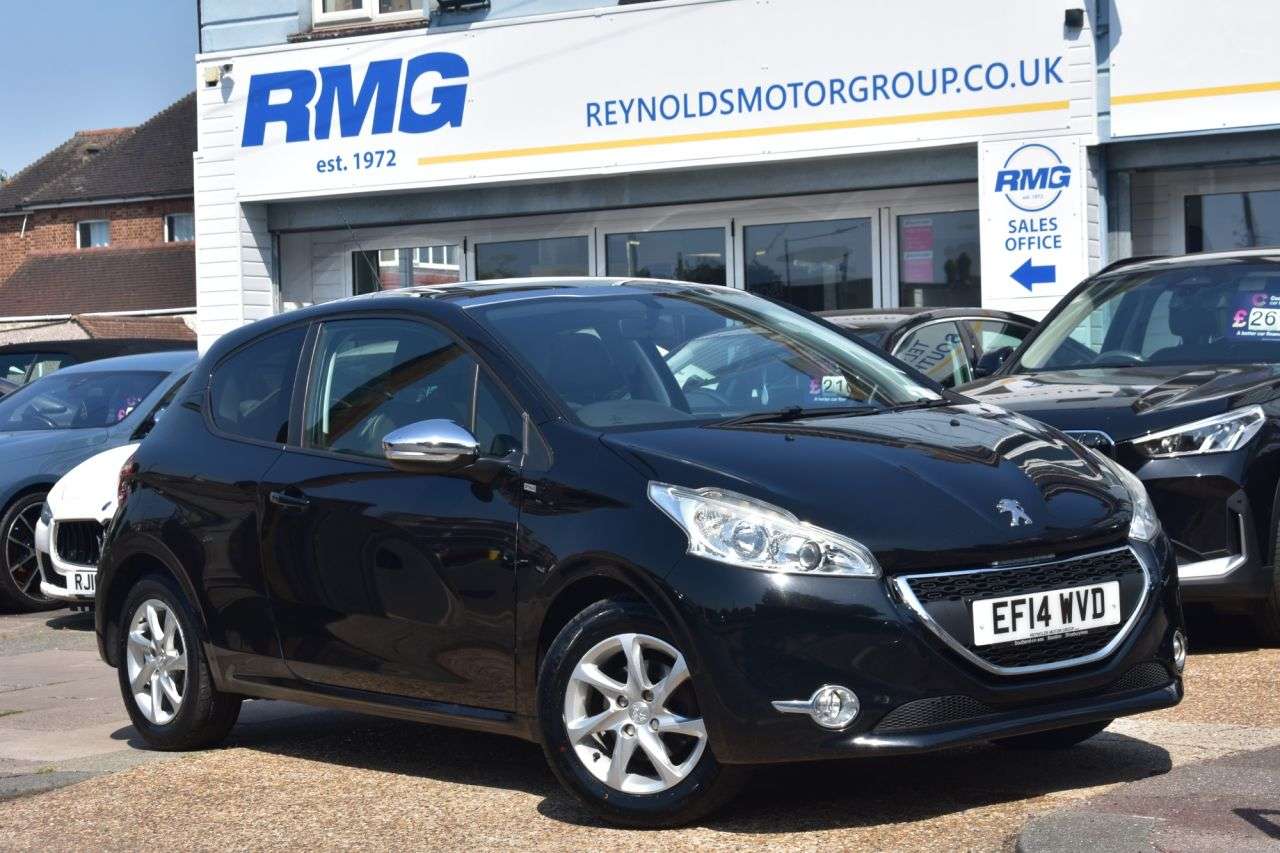 A 2014 PEUGEOT 208 1.2 VTi Style Hatchback 3dr Petrol Manual Euro 5 (82 ps) PANORAMIC GLASS RO A 2014 PEUGEOT 208 1.2 VTi Style Hatchback 3dr Petrol Manual Euro 5 (82 ps) PANORAMIC GLASS RO