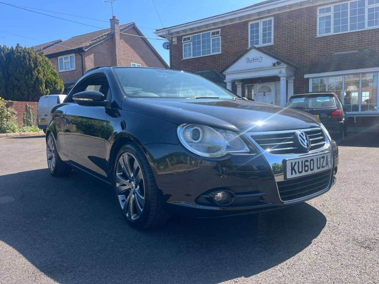 A 2010 VOLKSWAGEN EOS 2.0 TDI CR Sport Cabriolet 2dr Diesel Manual Euro 5 (140 ps) A 2010 VOLKSWAGEN EOS 2.0 TDI CR Sport Cabriolet 2dr Diesel Manual Euro 5 (140 ps)