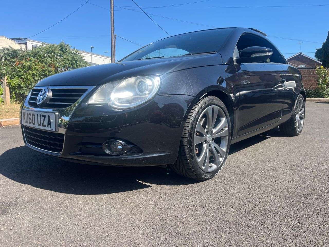 A 2010 VOLKSWAGEN EOS 2.0 TDI CR Sport Cabriolet 2dr Diesel Manual Euro 5 (140 ps) A 2010 VOLKSWAGEN EOS 2.0 TDI CR Sport Cabriolet 2dr Diesel Manual Euro 5 (140 ps)