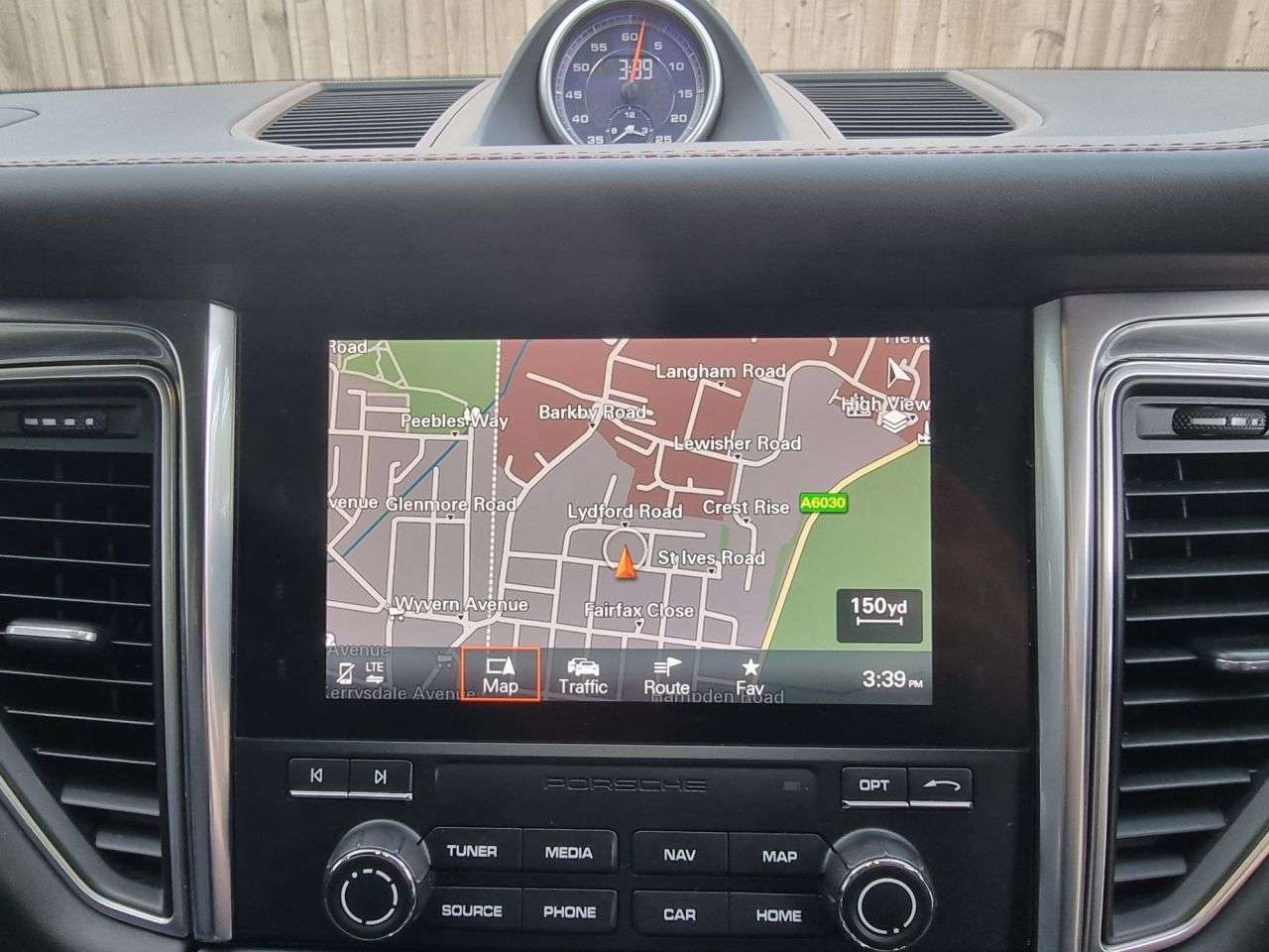 A 2017 PORSCHE MACAN 3.6T V6 Turbo SUV 5dr Petrol PDK 4WD Euro 6 (s/s) (400 ps) A 2017 PORSCHE MACAN 3.6T V6 Turbo SUV 5dr Petrol PDK 4WD Euro 6 (s/s) (400 ps)