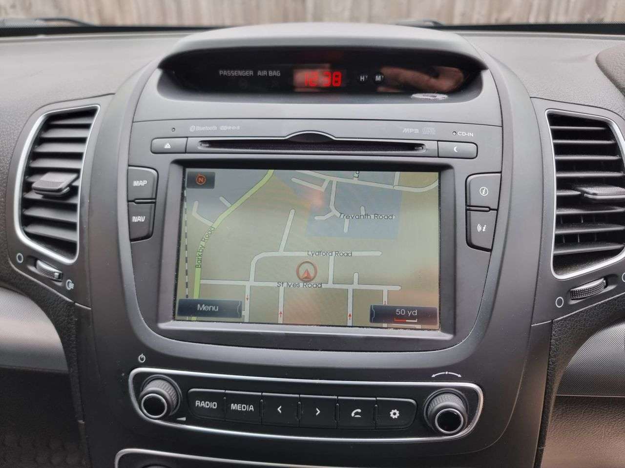 A 2015 KIA SORENTO 2.2 CRDi KX-4 SUV 5dr Diesel Auto AWD Euro 5 (194 bhp) SAT NAV + R/CAMERA + A 2015 KIA SORENTO 2.2 CRDi KX-4 SUV 5dr Diesel Auto AWD Euro 5 (194 bhp) SAT NAV + R/CAMERA +