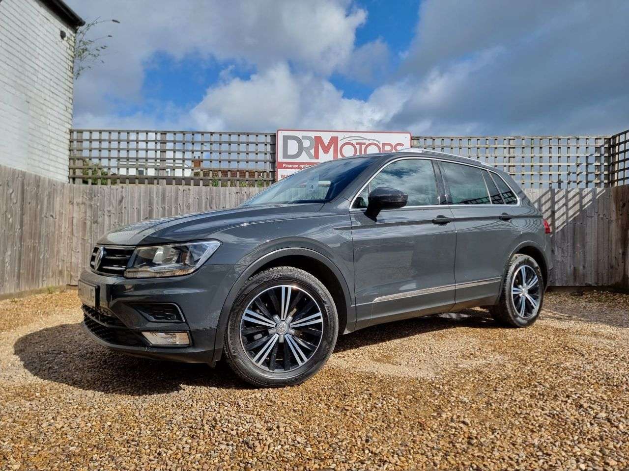 A 2017 VOLKSWAGEN TIGUAN 2.0 TDI BlueMotion Tech SE Navigation SUV 5dr Diesel Manual Euro 6 (s/s) (1 A 2017 VOLKSWAGEN TIGUAN 2.0 TDI BlueMotion Tech SE Navigation SUV 5dr Diesel Manual Euro 6 (s/s) (1