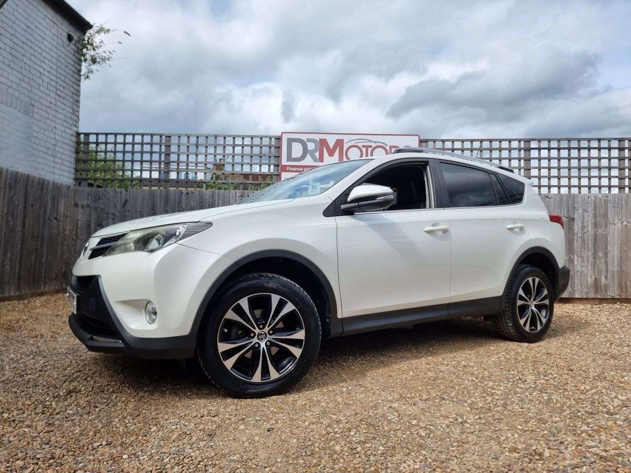 A 2015 TOYOTA RAV4 2.2 D-CAT Invincible SUV 5dr Diesel Auto 4WD Euro 5 (150 ps) + SAT NAV + R/ A 2015 TOYOTA RAV4 2.2 D-CAT Invincible SUV 5dr Diesel Auto 4WD Euro 5 (150 ps) + SAT NAV + R/