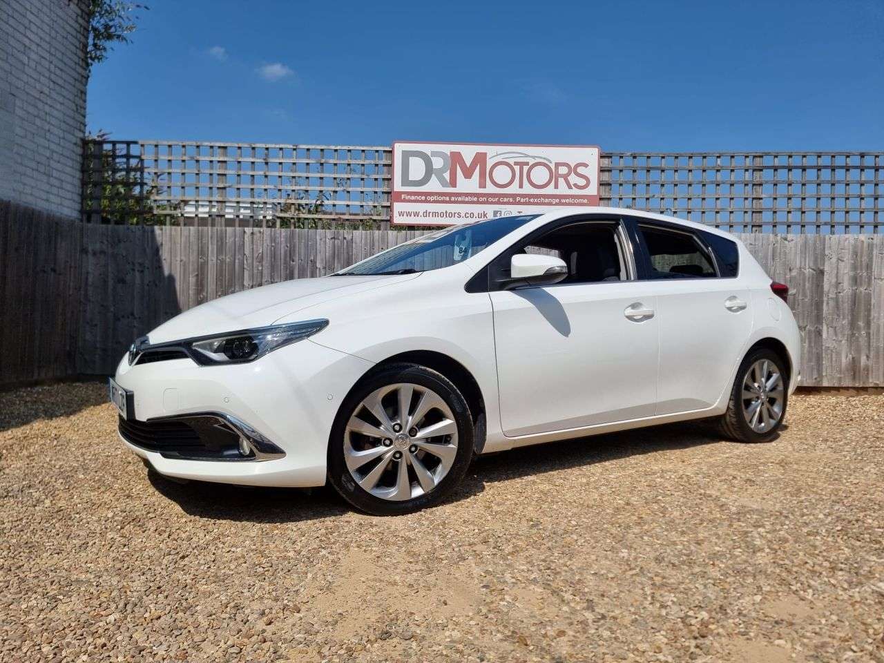 A 2017 TOYOTA AURIS 1.2 VVT-i Excel Hatchback 5dr Petrol Manual Euro 6 (s/s) (116 ps) SAT NAV + A 2017 TOYOTA AURIS 1.2 VVT-i Excel Hatchback 5dr Petrol Manual Euro 6 (s/s) (116 ps) SAT NAV +