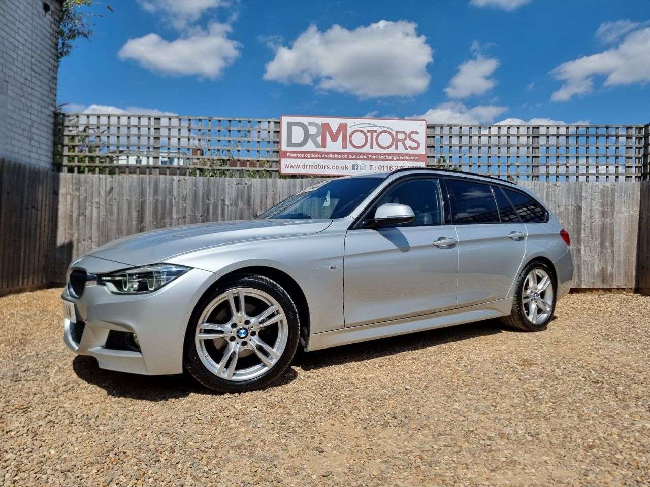 A 2019 BMW 3 SERIES 2.0 320d M Sport Touring 5dr Diesel Manual Euro 6 (s/s) (190 ps) SAT NAV + A 2019 BMW 3 SERIES 2.0 320d M Sport Touring 5dr Diesel Manual Euro 6 (s/s) (190 ps) SAT NAV +