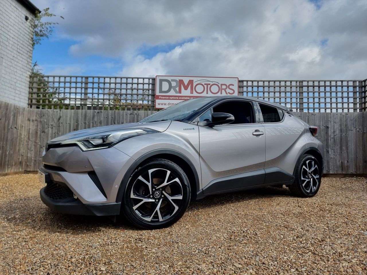 A 2018 TOYOTA C-HR 1.8 VVT-h Dynamic SUV 5dr Petrol Hybrid CVT Euro 6 (s/s) (122 ps) + SAT NAV A 2018 TOYOTA C-HR 1.8 VVT-h Dynamic SUV 5dr Petrol Hybrid CVT Euro 6 (s/s) (122 ps) + SAT NAV