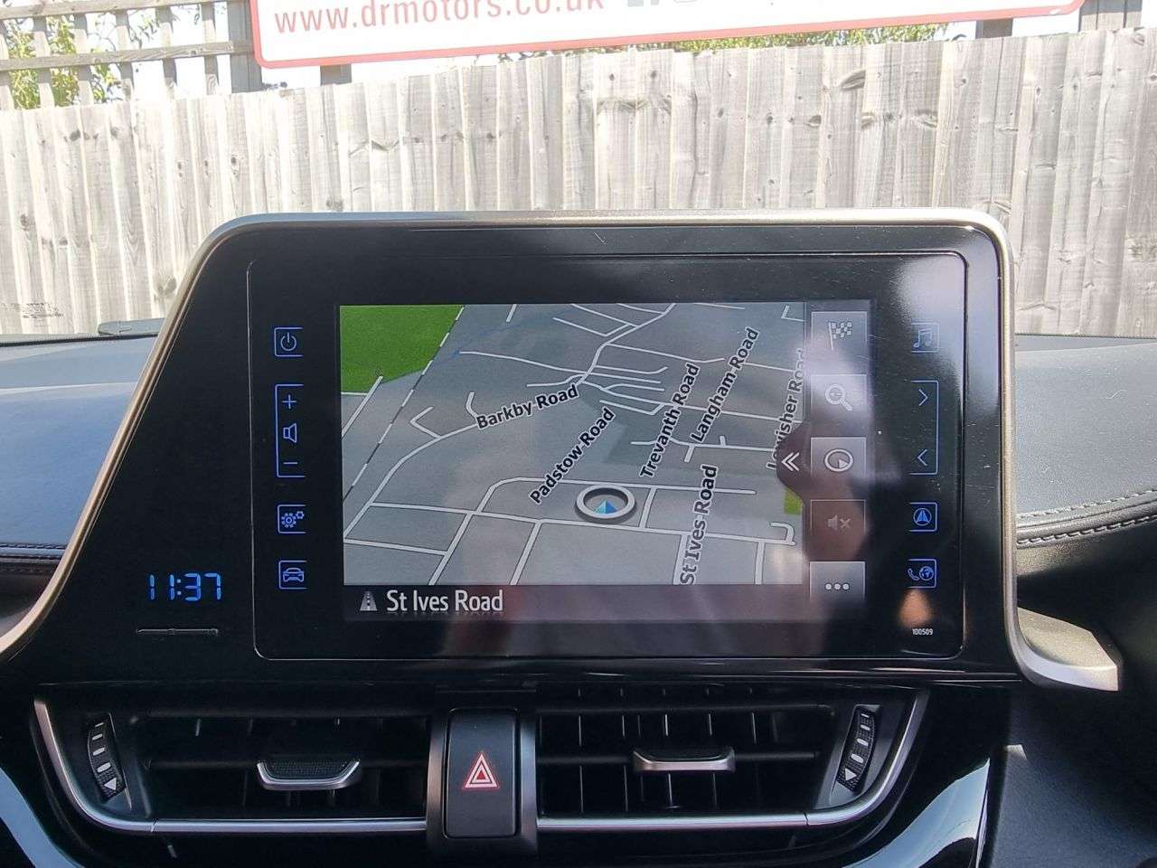 A 2019 TOYOTA C-HR 1.2 VVT-i Design SUV 5dr Petrol Manual Euro 6 (s/s) (116 ps) + SAT NAV + R/ A 2019 TOYOTA C-HR 1.2 VVT-i Design SUV 5dr Petrol Manual Euro 6 (s/s) (116 ps) + SAT NAV + R/