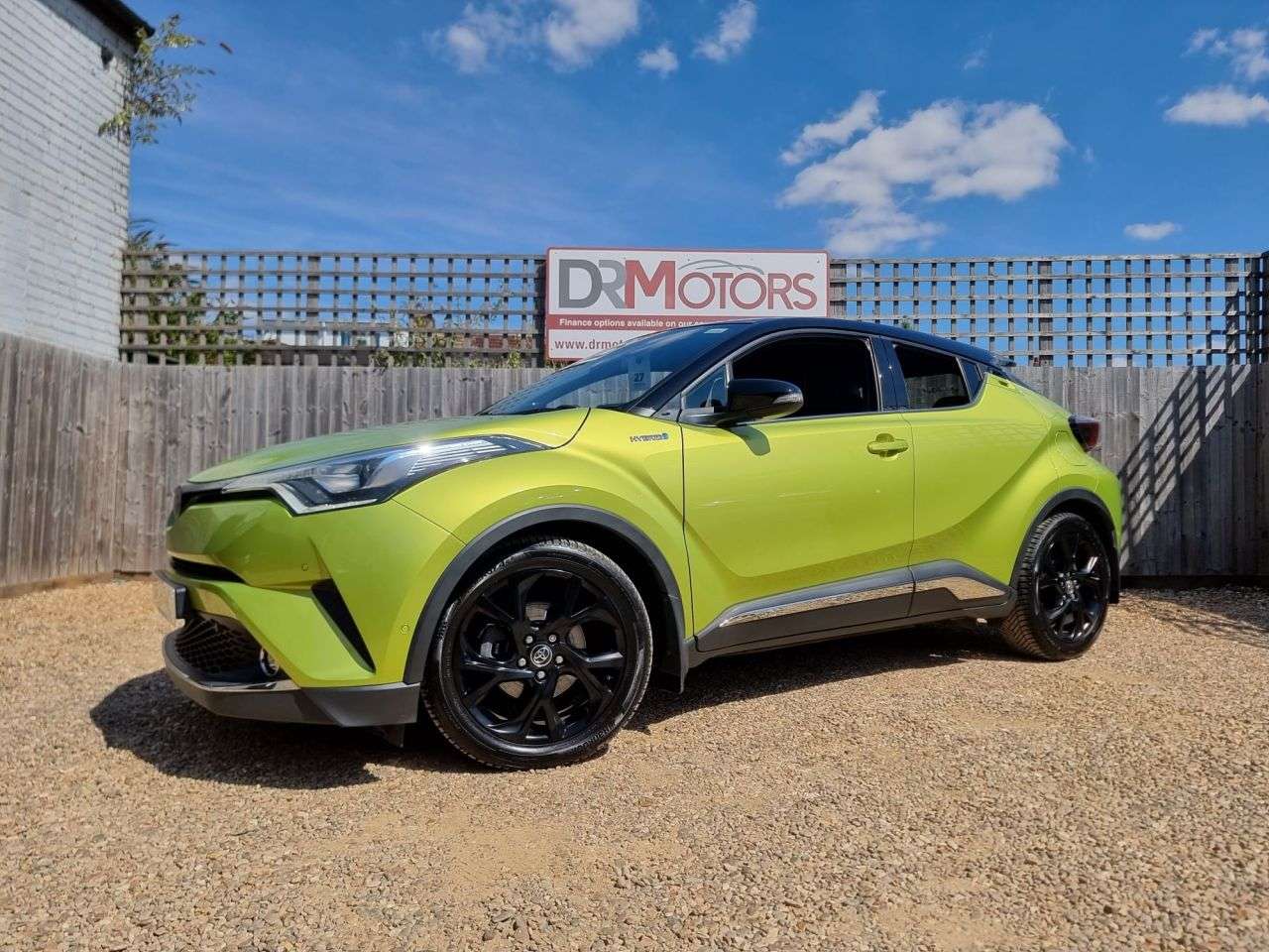 A 2019 TOYOTA C-HR 1.8 VVT-h Lime Edition SUV 5dr Petrol Hybrid CVT Euro 6 (s/s) (122 ps) SAT A 2019 TOYOTA C-HR 1.8 VVT-h Lime Edition SUV 5dr Petrol Hybrid CVT Euro 6 (s/s) (122 ps) SAT