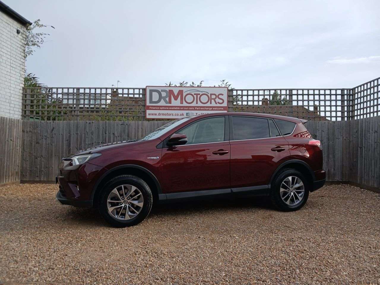 A 2017 TOYOTA RAV4 2.5 VVT-h Business Edition Plus SUV 5dr Petrol Hybrid CVT Euro 6 (s/s) (Saf A 2017 TOYOTA RAV4 2.5 VVT-h Business Edition Plus SUV 5dr Petrol Hybrid CVT Euro 6 (s/s) (Saf