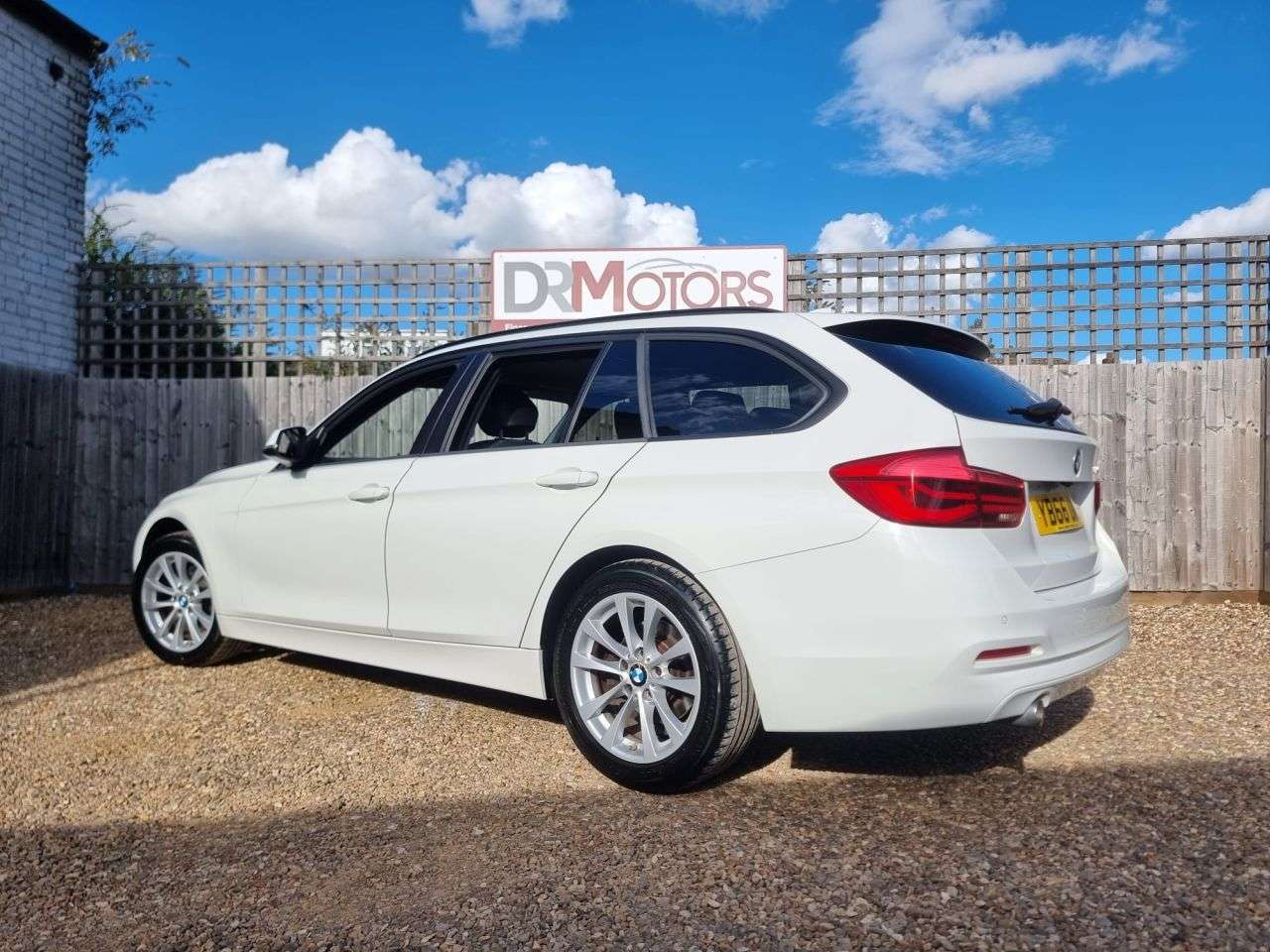A 2017 BMW 3 SERIES 2.0 316d SE Touring 5dr Diesel Auto Euro 6 (s/s) (116 ps) + SAT NAV + R/CAM A 2017 BMW 3 SERIES 2.0 316d SE Touring 5dr Diesel Auto Euro 6 (s/s) (116 ps) + SAT NAV + R/CAM