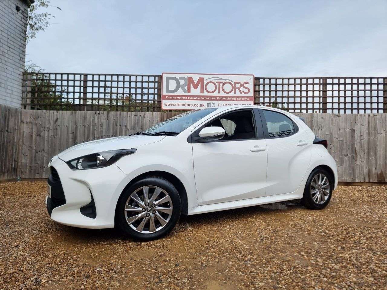 A 2022 TOYOTA YARIS 1.5 VVT-h Icon Hatchback 5dr Petrol Hybrid E-CVT Euro 6 (s/s) (116 ps) + 1 A 2022 TOYOTA YARIS 1.5 VVT-h Icon Hatchback 5dr Petrol Hybrid E-CVT Euro 6 (s/s) (116 ps) + 1