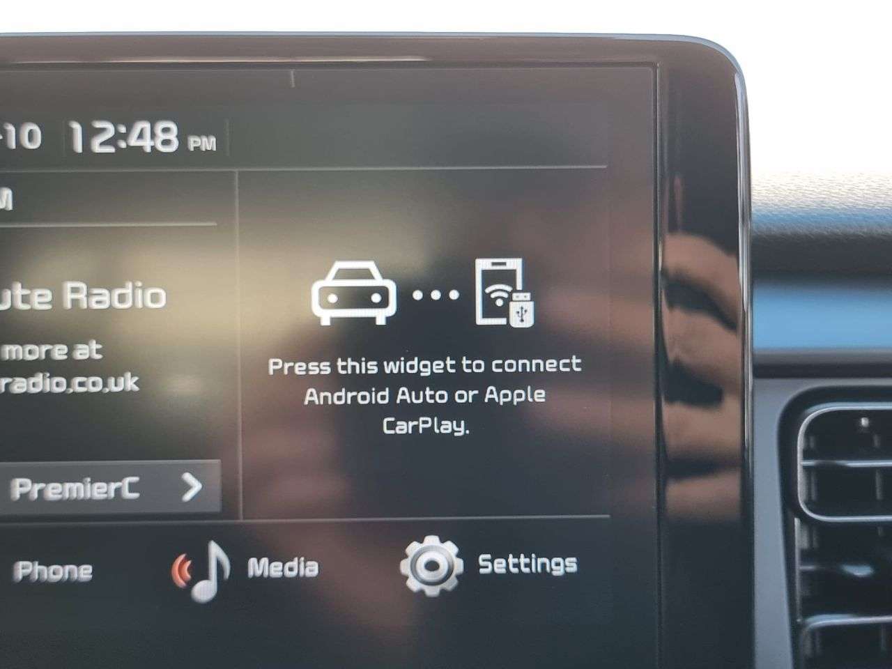 A 2023 KIA STONIC 1.0 T-GDi 2 SUV 5dr Petrol DCT Euro 6 (s/s) (99 bhp) APPLE CARPLAY + BLUETO A 2023 KIA STONIC 1.0 T-GDi 2 SUV 5dr Petrol DCT Euro 6 (s/s) (99 bhp) APPLE CARPLAY + BLUETO