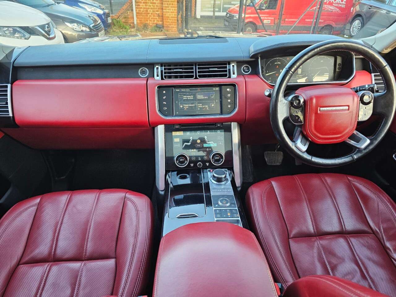 A 2016 LAND ROVER RANGE ROVER 4.4 SD V8 Vogue SE SUV 5dr Diesel Auto 4WD Euro 6 (s/s) (339 ps) 6 Months w A 2016 LAND ROVER RANGE ROVER 4.4 SD V8 Vogue SE SUV 5dr Diesel Auto 4WD Euro 6 (s/s) (339 ps) 6 Months w