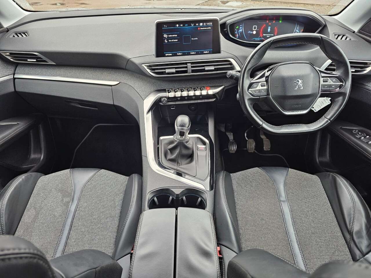 A 2017 PEUGEOT 3008 1.6 BlueHDi Allure SUV 5dr Diesel Manual Euro 6 (s/s) (120 ps) 6 months war A 2017 PEUGEOT 3008 1.6 BlueHDi Allure SUV 5dr Diesel Manual Euro 6 (s/s) (120 ps) 6 months war