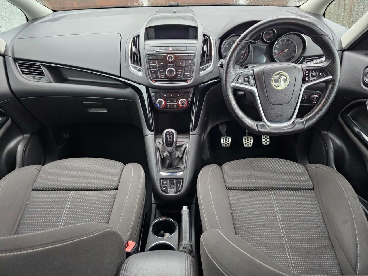 A 2016 VAUXHALL ZAFIRA TOURER 1.6 CDTi ecoFLEX SRi MPV 5dr Diesel Manual Euro 6 (s/s) (136 ps) 6 months w A 2016 VAUXHALL ZAFIRA TOURER 1.6 CDTi ecoFLEX SRi MPV 5dr Diesel Manual Euro 6 (s/s) (136 ps) 6 months w