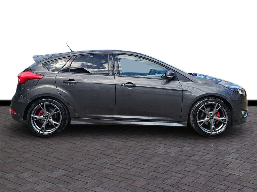 A 2017 FORD FOCUS 1.0T EcoBoost ST-Line X Hatchback 5dr Petrol Manual Euro 6 (s/s) (140 ps) 6 A 2017 FORD FOCUS 1.0T EcoBoost ST-Line X Hatchback 5dr Petrol Manual Euro 6 (s/s) (140 ps) 6