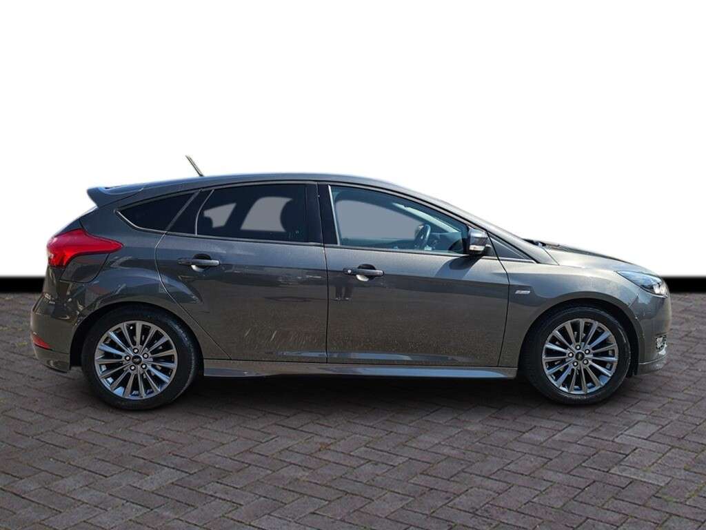 A 2018 FORD FOCUS 1.0T EcoBoost ST-Line Hatchback 5dr Petrol Manual Euro 6 (s/s) (140 ps) 6 m A 2018 FORD FOCUS 1.0T EcoBoost ST-Line Hatchback 5dr Petrol Manual Euro 6 (s/s) (140 ps) 6 m