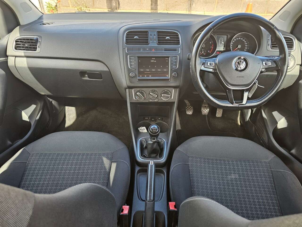 A 2015 VOLKSWAGEN POLO 1.2 TSI BlueMotion Tech SE Hatchback 5dr Petrol Manual Euro 6 (s/s) (90 ps) A 2015 VOLKSWAGEN POLO 1.2 TSI BlueMotion Tech SE Hatchback 5dr Petrol Manual Euro 6 (s/s) (90 ps)