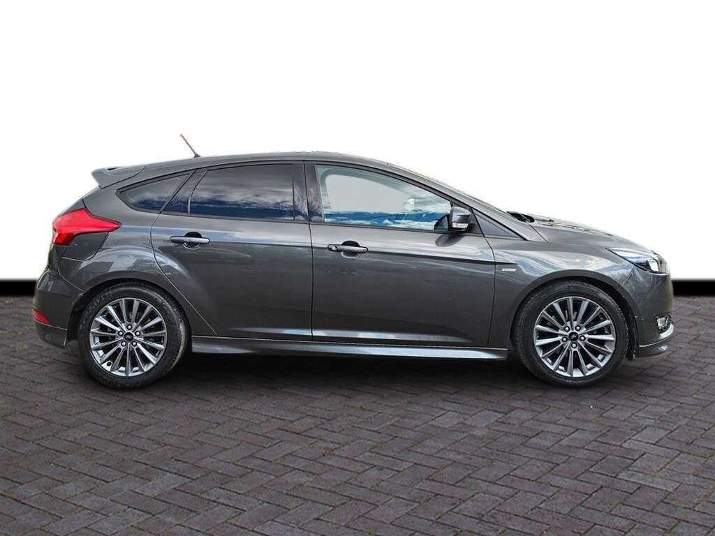 A 2018 FORD FOCUS 1.0T EcoBoost ST-Line Hatchback 5dr Petrol Manual Euro 6 (s/s) (140 ps) 6 m A 2018 FORD FOCUS 1.0T EcoBoost ST-Line Hatchback 5dr Petrol Manual Euro 6 (s/s) (140 ps) 6 m