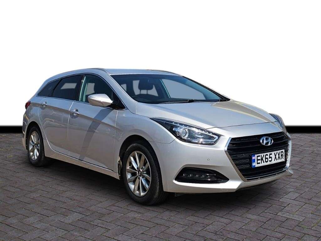 A 2015 HYUNDAI I40 1.7 CRDi Blue Drive SE Nav Tourer 5dr Diesel Manual Euro 6 (s/s) (141 ps) 6 A 2015 HYUNDAI I40 1.7 CRDi Blue Drive SE Nav Tourer 5dr Diesel Manual Euro 6 (s/s) (141 ps) 6
