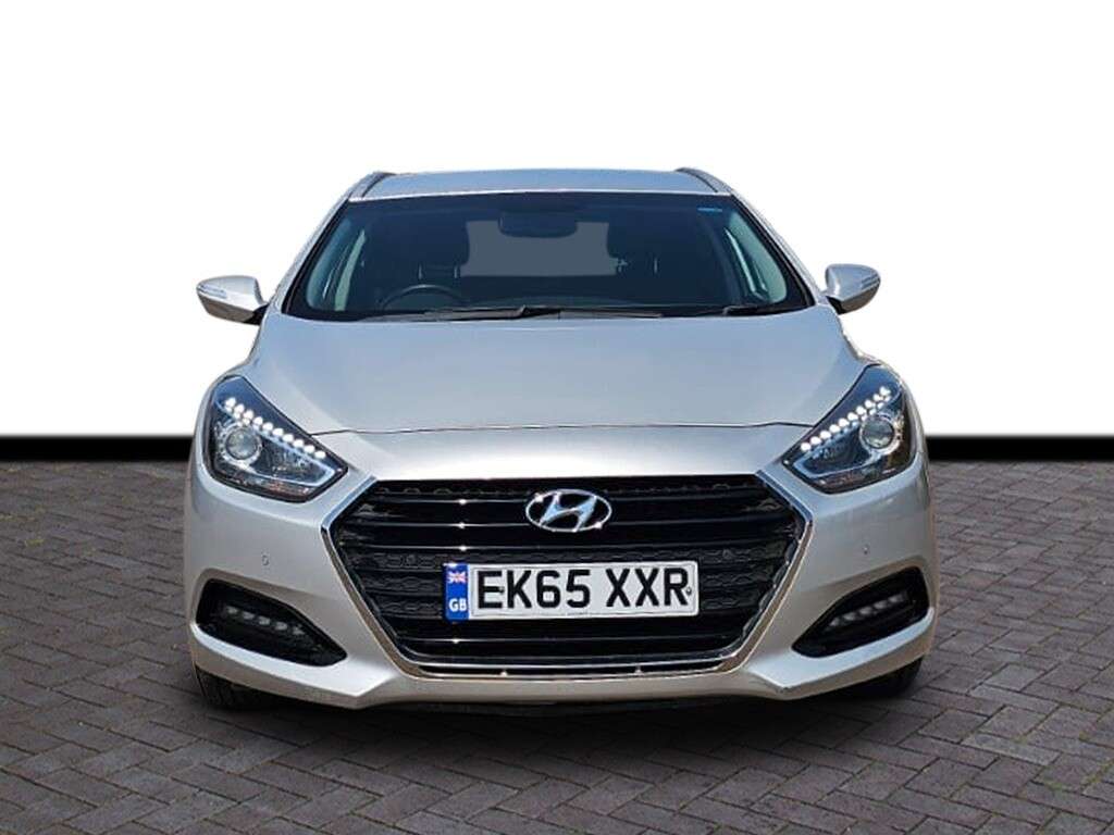 A 2015 HYUNDAI I40 1.7 CRDi Blue Drive SE Nav Tourer 5dr Diesel Manual Euro 6 (s/s) (141 ps) 6 A 2015 HYUNDAI I40 1.7 CRDi Blue Drive SE Nav Tourer 5dr Diesel Manual Euro 6 (s/s) (141 ps) 6
