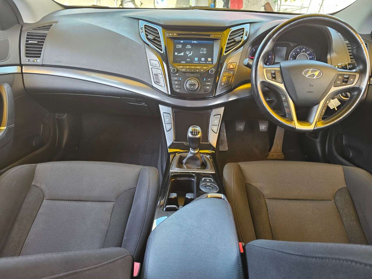 A 2015 HYUNDAI I40 1.7 CRDi Blue Drive SE Nav Tourer 5dr Diesel Manual Euro 6 (s/s) (141 ps) 6 A 2015 HYUNDAI I40 1.7 CRDi Blue Drive SE Nav Tourer 5dr Diesel Manual Euro 6 (s/s) (141 ps) 6