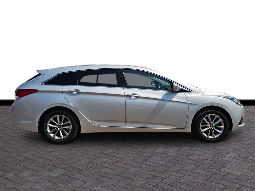A 2015 HYUNDAI I40 1.7 CRDi Blue Drive SE Nav Tourer 5dr Diesel Manual Euro 6 (s/s) (141 ps) 6 A 2015 HYUNDAI I40 1.7 CRDi Blue Drive SE Nav Tourer 5dr Diesel Manual Euro 6 (s/s) (141 ps) 6