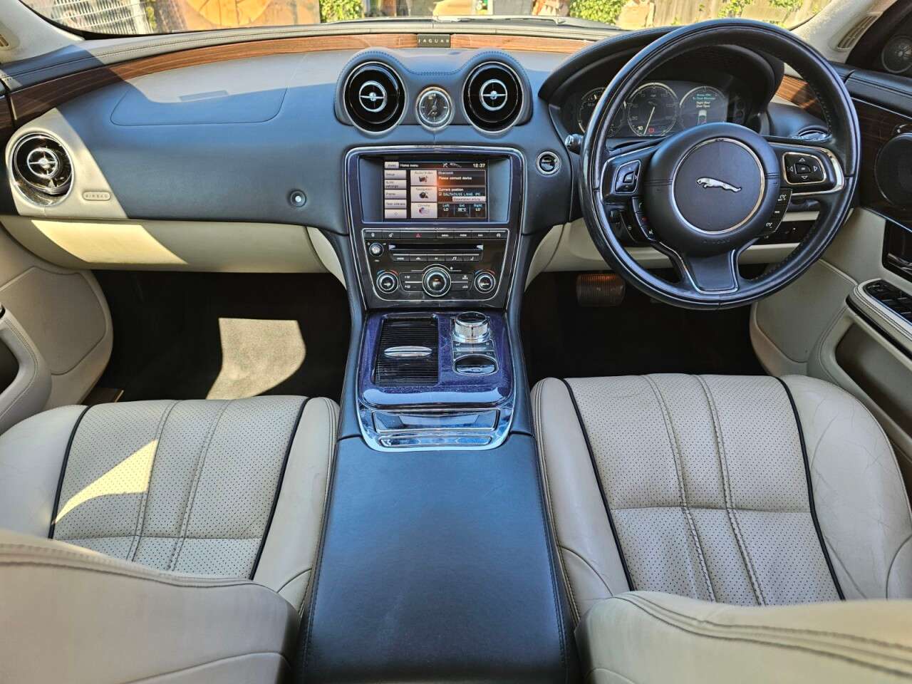 A 2013 JAGUAR XJ 3.0d V6 Portfolio Saloon 4dr Diesel Auto Euro 5 (s/s) (275 ps) 6 months war A 2013 JAGUAR XJ 3.0d V6 Portfolio Saloon 4dr Diesel Auto Euro 5 (s/s) (275 ps) 6 months war
