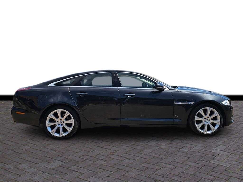 A 2013 JAGUAR XJ 3.0d V6 Portfolio Saloon 4dr Diesel Auto Euro 5 (s/s) (275 ps) 6 months war A 2013 JAGUAR XJ 3.0d V6 Portfolio Saloon 4dr Diesel Auto Euro 5 (s/s) (275 ps) 6 months war