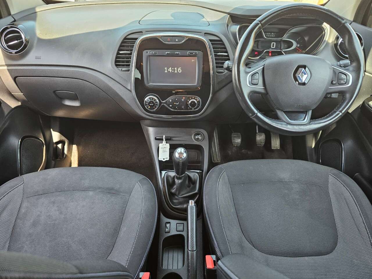 A 2016 RENAULT CAPTUR 0.9 TCe ENERGY Dynamique S Nav SUV 5dr Petrol Manual Euro 6 (s/s) (90 ps) 6 A 2016 RENAULT CAPTUR 0.9 TCe ENERGY Dynamique S Nav SUV 5dr Petrol Manual Euro 6 (s/s) (90 ps) 6