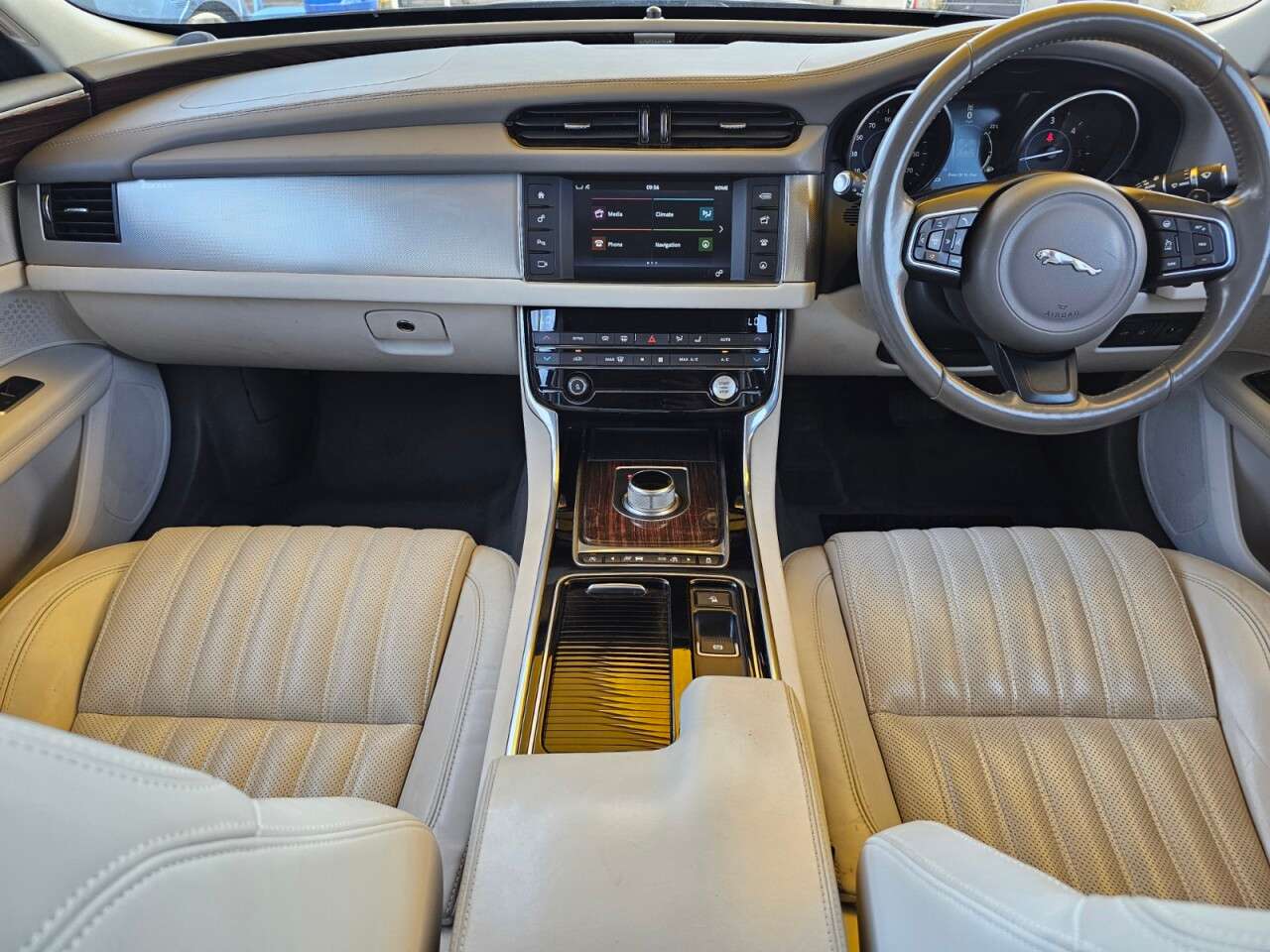 A 2015 JAGUAR XF 2.0d Portfolio Saloon 4dr Diesel Auto Euro 6 (s/s) (180 ps) 6 months warran A 2015 JAGUAR XF 2.0d Portfolio Saloon 4dr Diesel Auto Euro 6 (s/s) (180 ps) 6 months warran