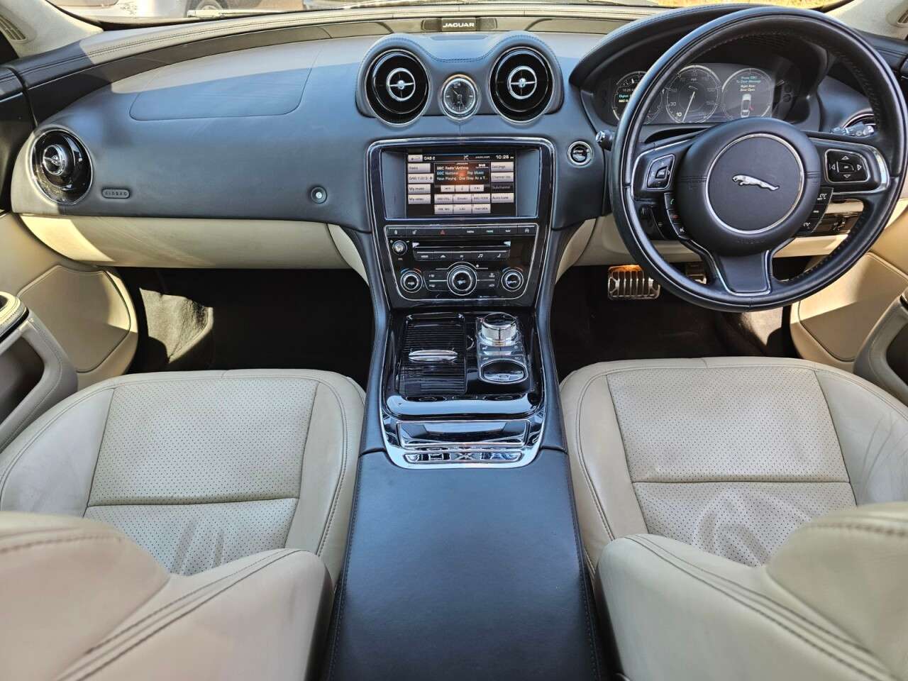 A 2014 JAGUAR XJ 3.0d V6 Premium Luxury Saloon 4dr Diesel Auto Euro 5 (s/s) (275 ps) 6 month A 2014 JAGUAR XJ 3.0d V6 Premium Luxury Saloon 4dr Diesel Auto Euro 5 (s/s) (275 ps) 6 month