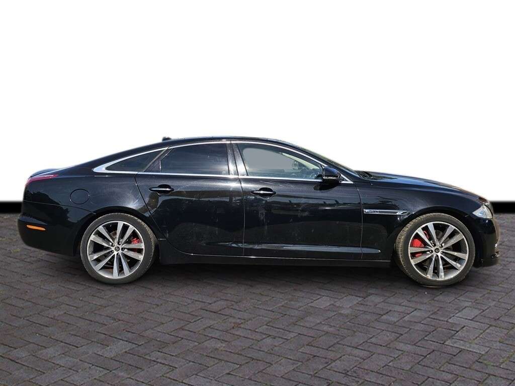A 2014 JAGUAR XJ 3.0d V6 Premium Luxury Saloon 4dr Diesel Auto Euro 5 (s/s) (275 ps) 6 month A 2014 JAGUAR XJ 3.0d V6 Premium Luxury Saloon 4dr Diesel Auto Euro 5 (s/s) (275 ps) 6 month